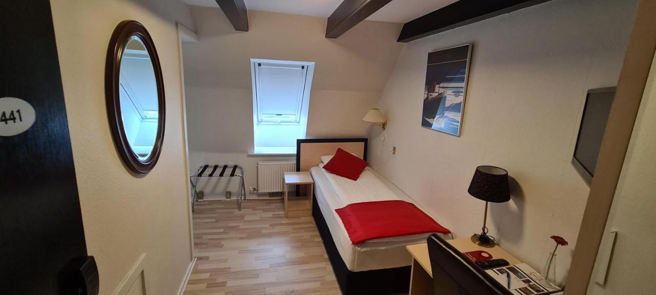 Budget Single Room,1021914439:JPEG
