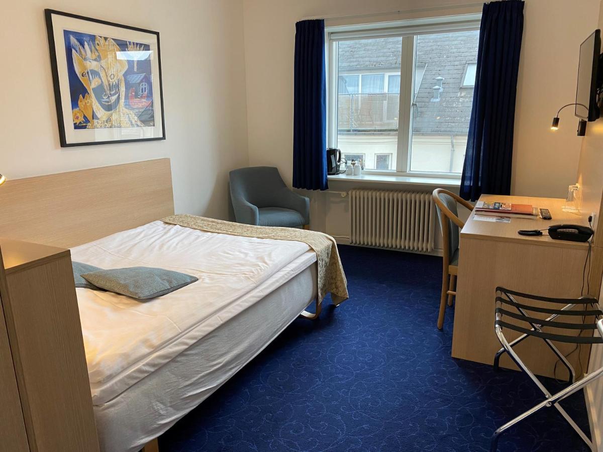 Værelse med queensize-seng og 140 cm bred seng
