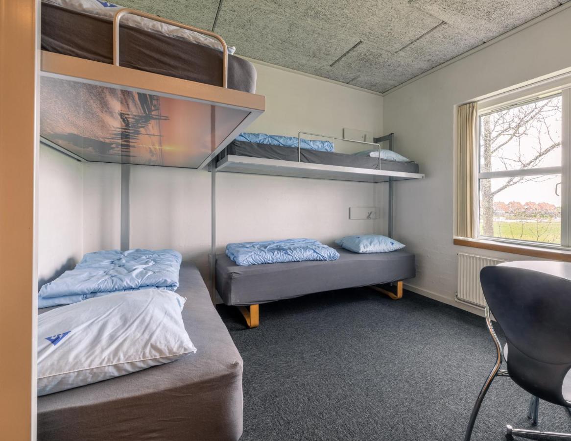 Dreibettzimmer mit Stadtblick