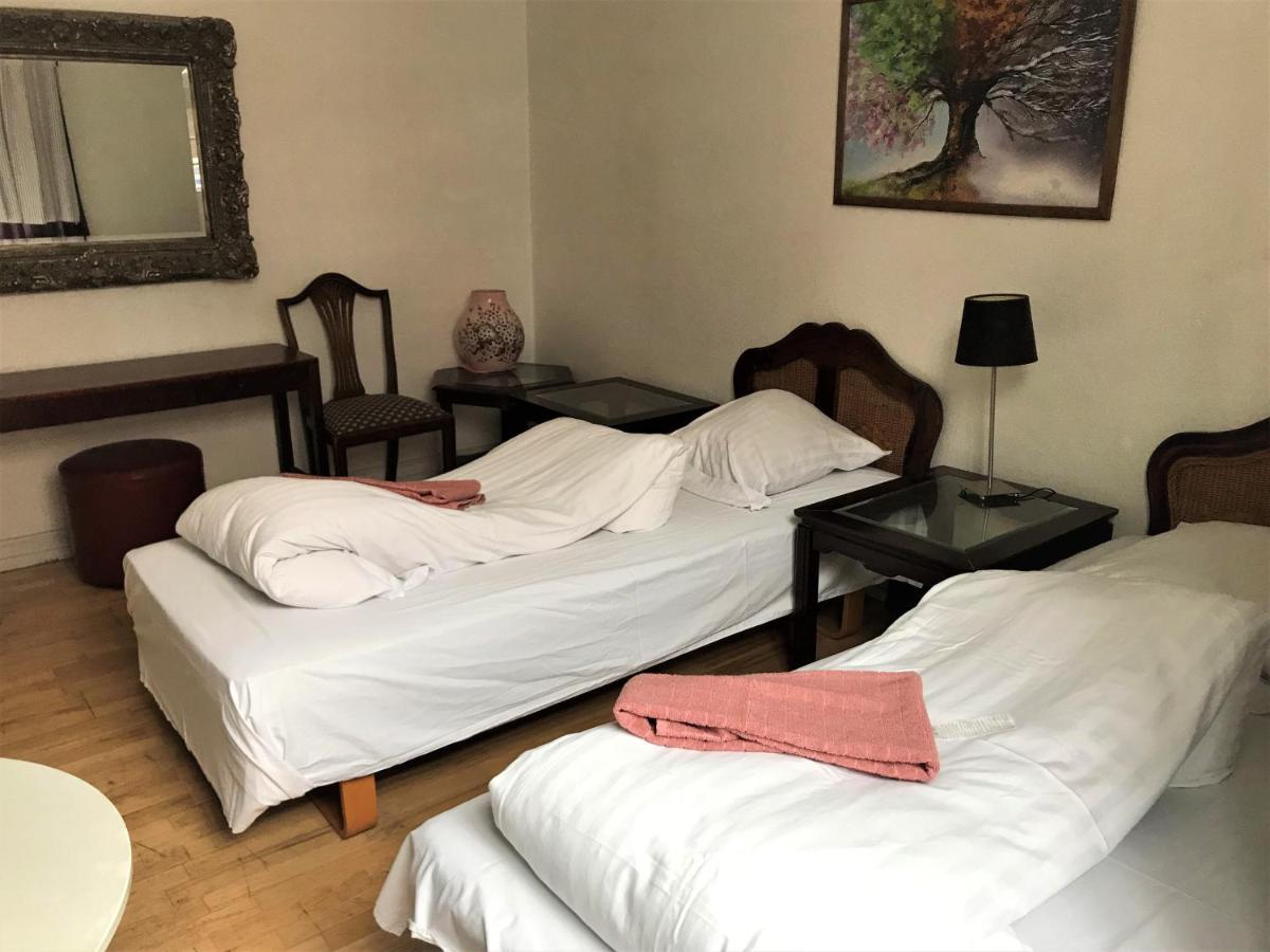 Quarto com 2 Camas de Solteiro e Banheiro Compartilhado