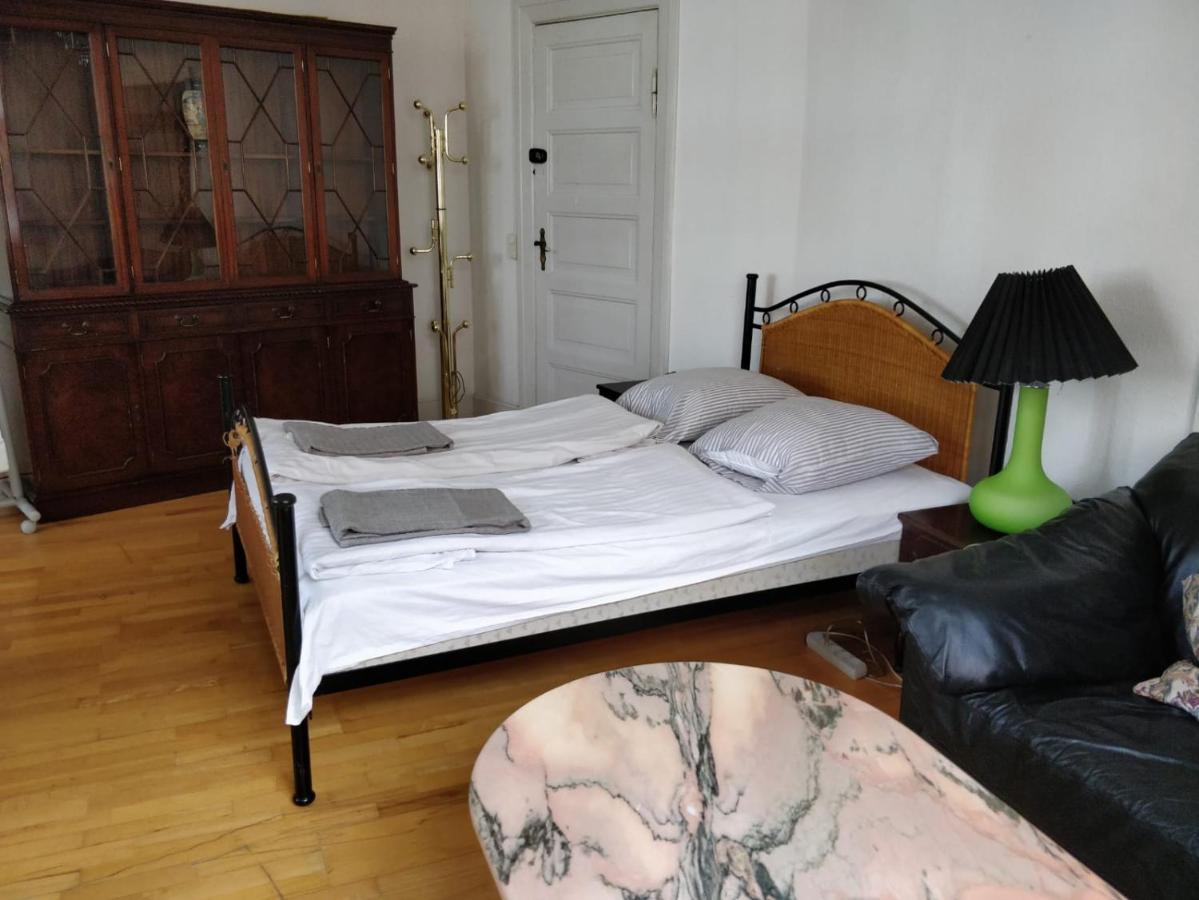 Quarto Grande com Cama de Casal ou 2 de Solteiro e Banheiro Compartilhado