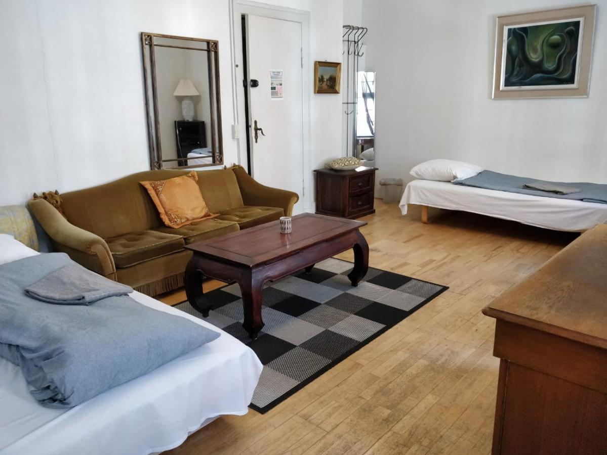 Quarto Grande com 2 Camas de Solteiro