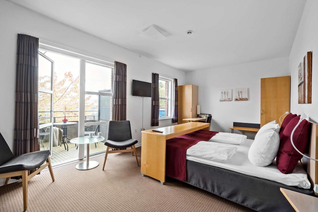 Junior Suite King Bed Whirlpool Balcony or Non-Smoking,1352031934:JPEG