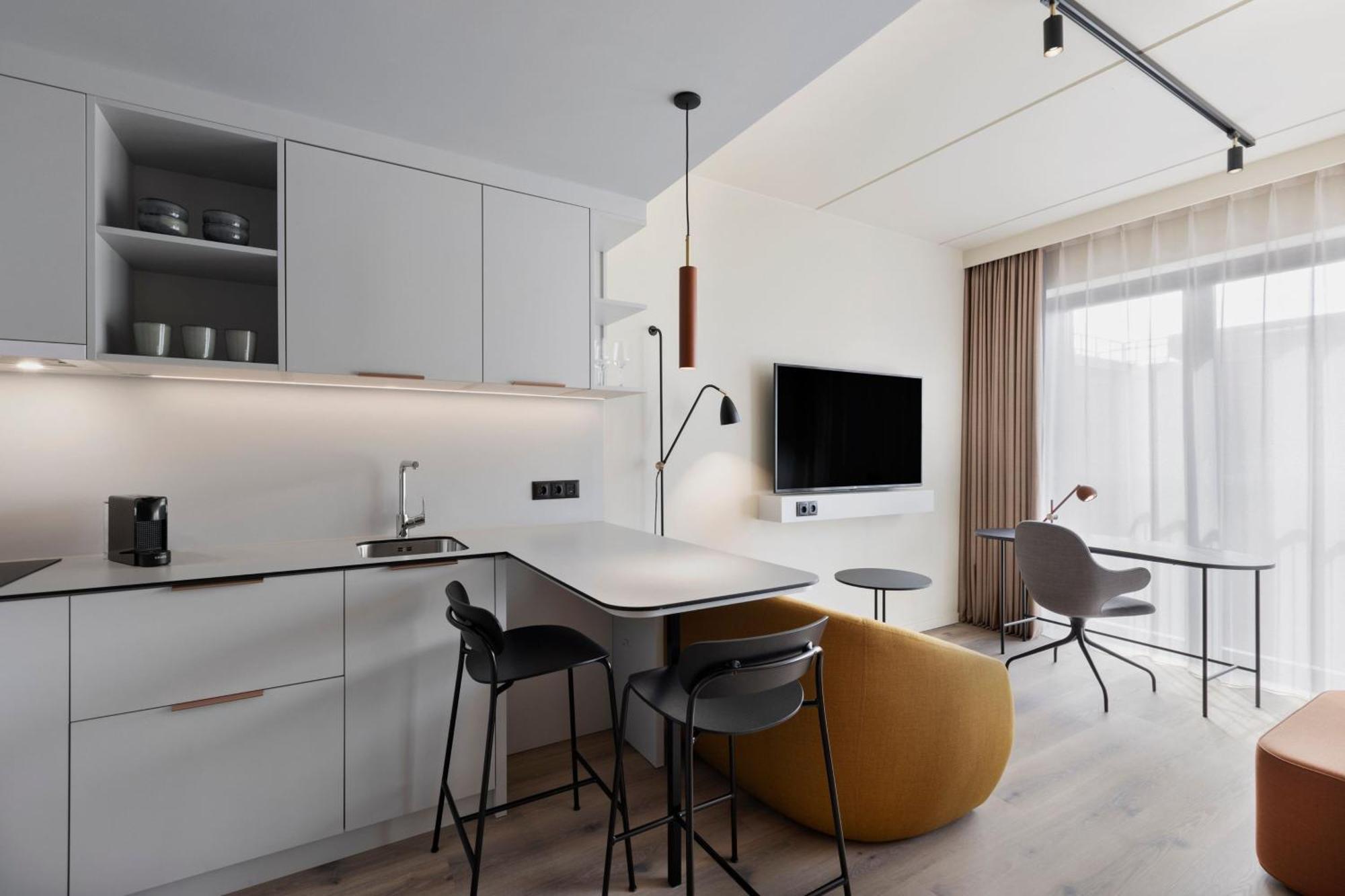 Queen Studio with Courtyard View