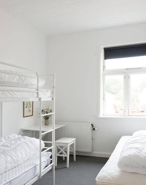 Twin Room,1587501736:JPEG