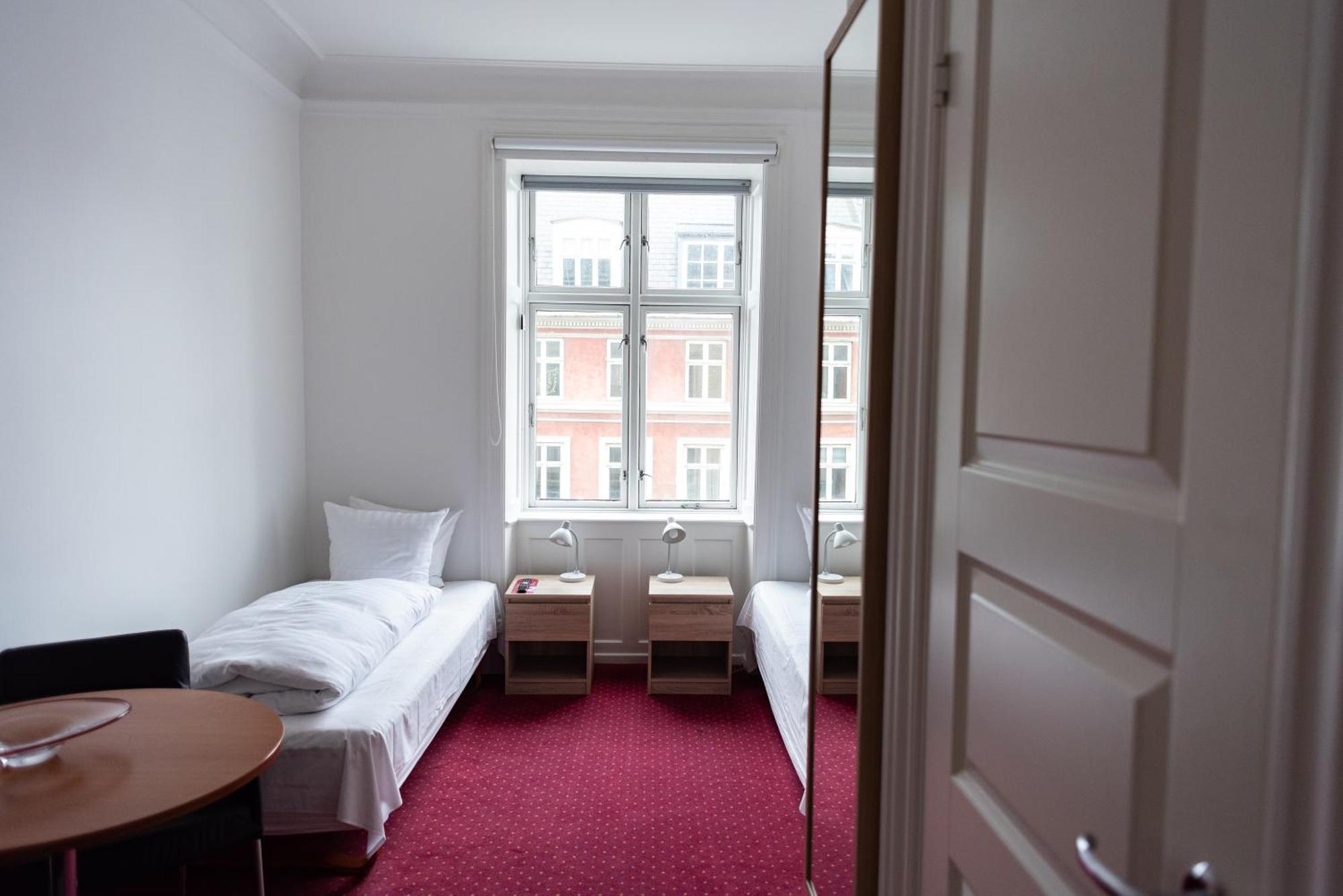 Quarto Econômico com Cama de Casal ou 2 de Solteiro