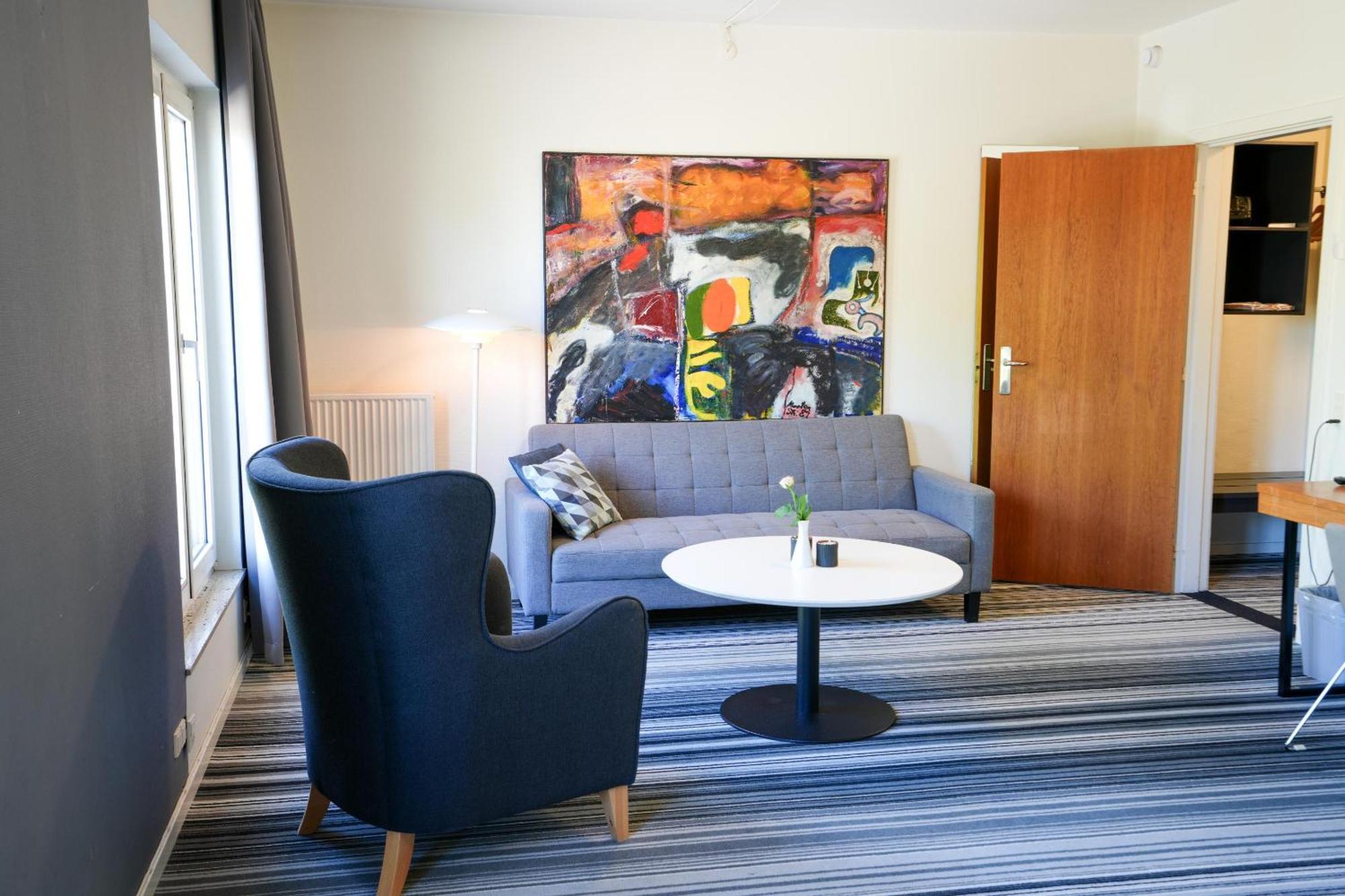 Family Room,1680580609:JPEG