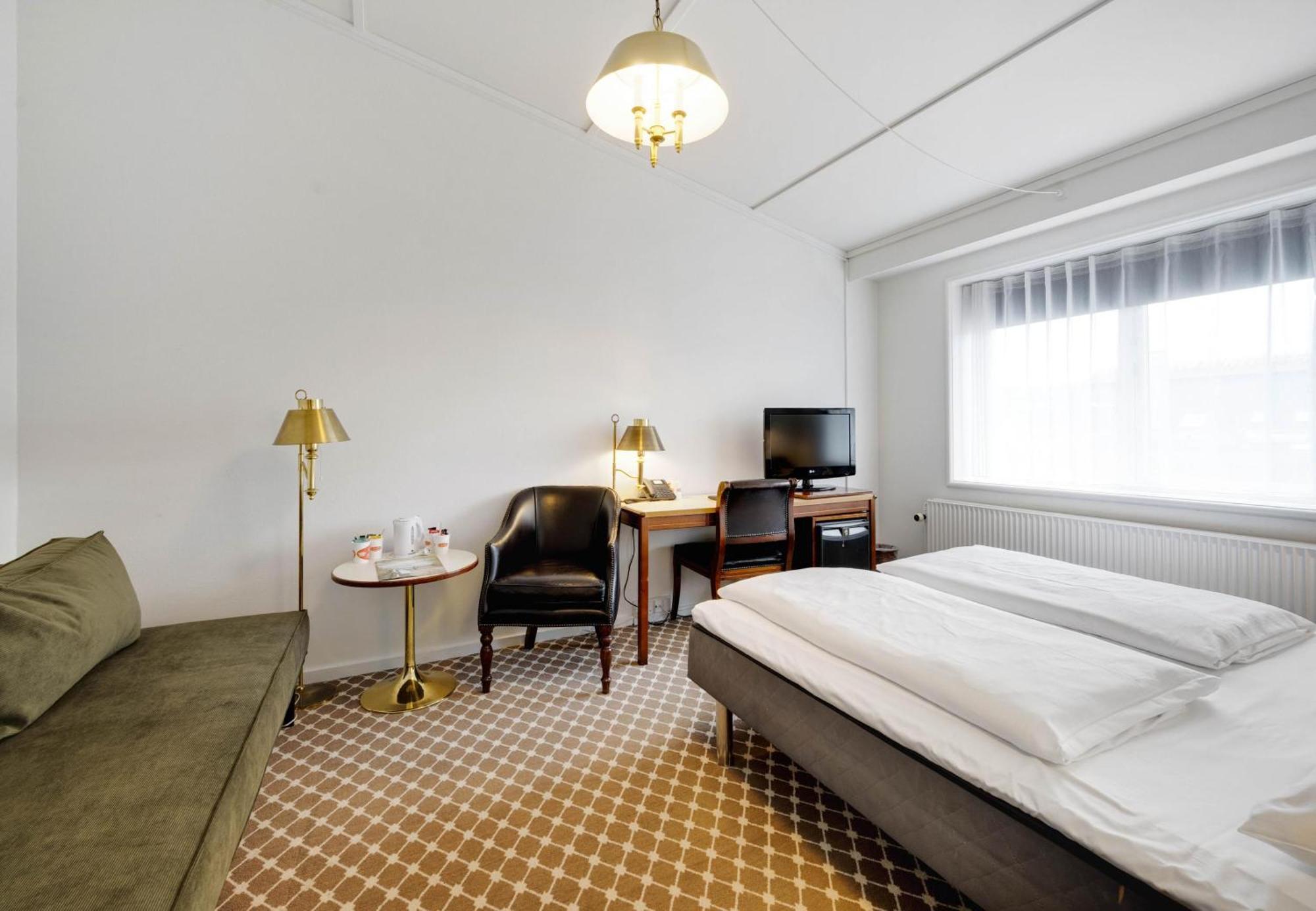 Deluxe Double Room,1681722022:JPEG