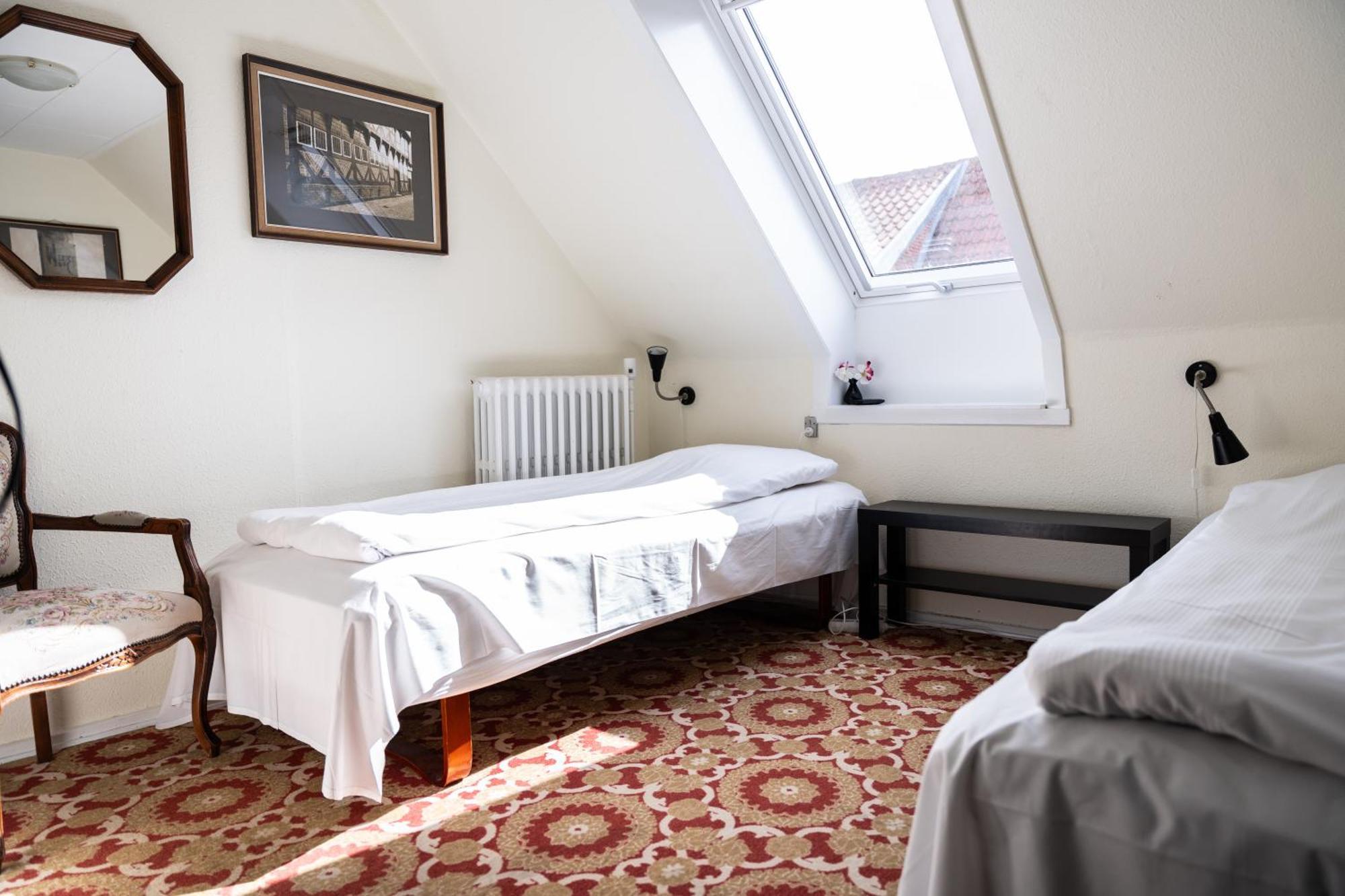 Twin Room,1758575784:JPEG