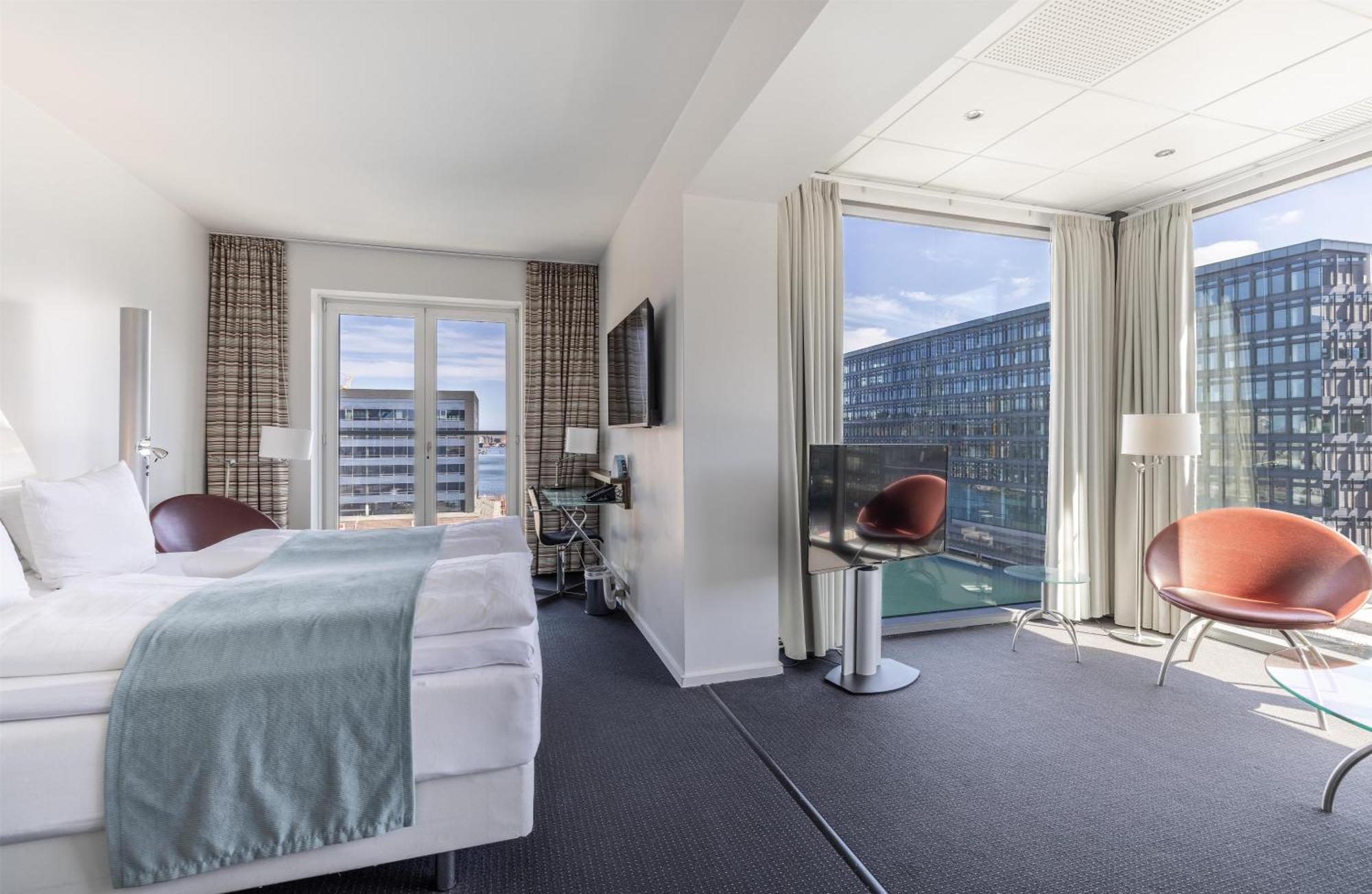 Suite w or Canal View & Lounge access