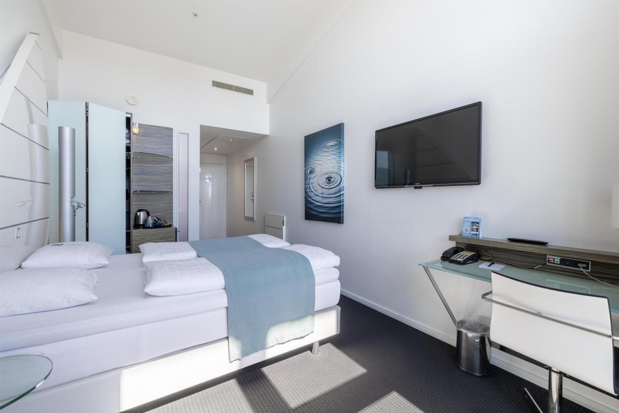 Executive w or Balcony Canal View & Lounge