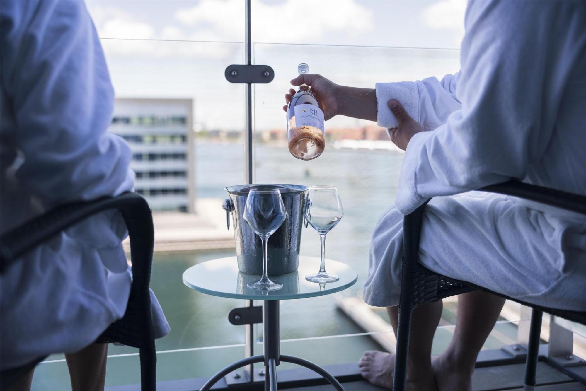 Executive w or Balcony Canal View & Lounge