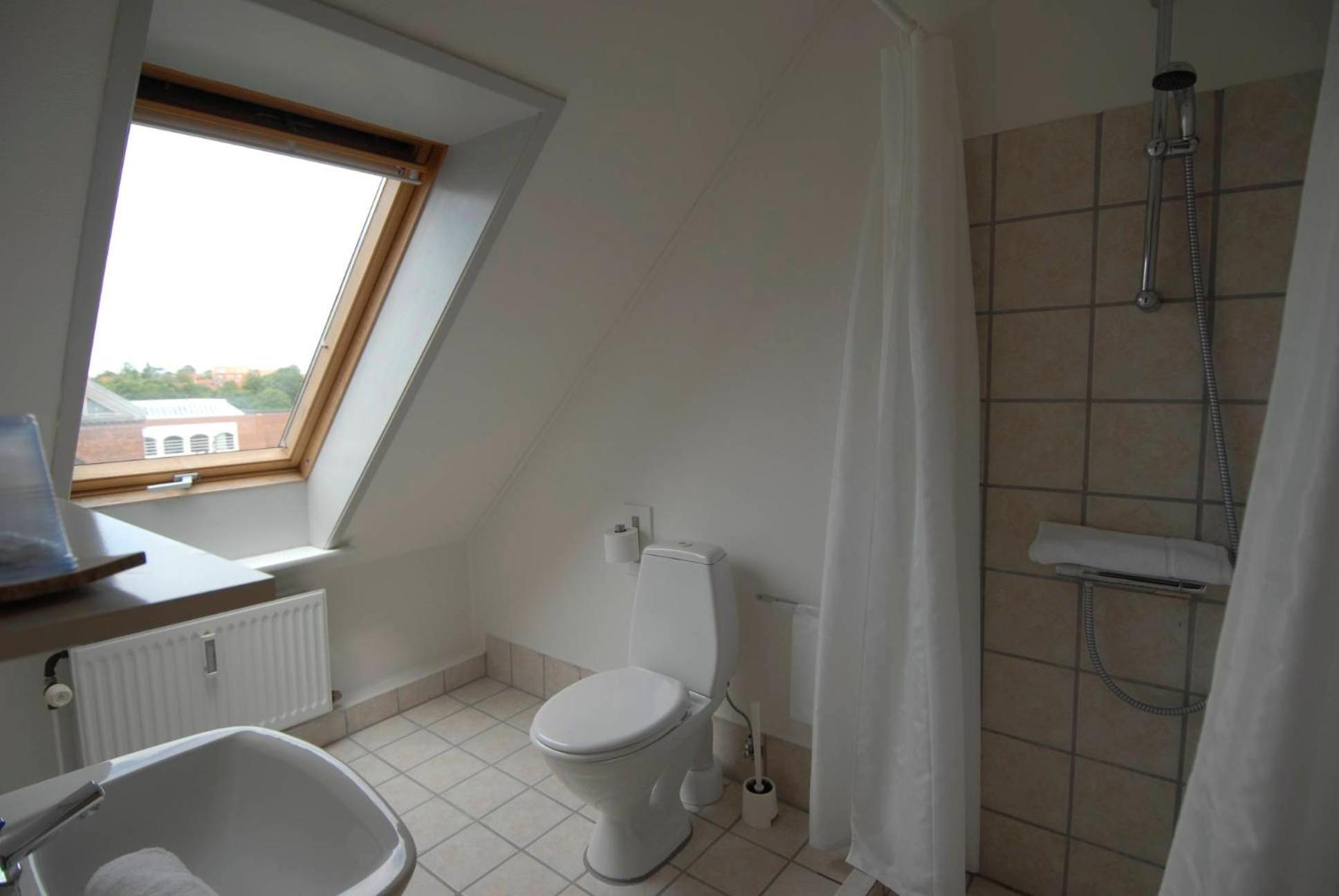 Budget Triple Room Private Bathroom,693702546:JPEG