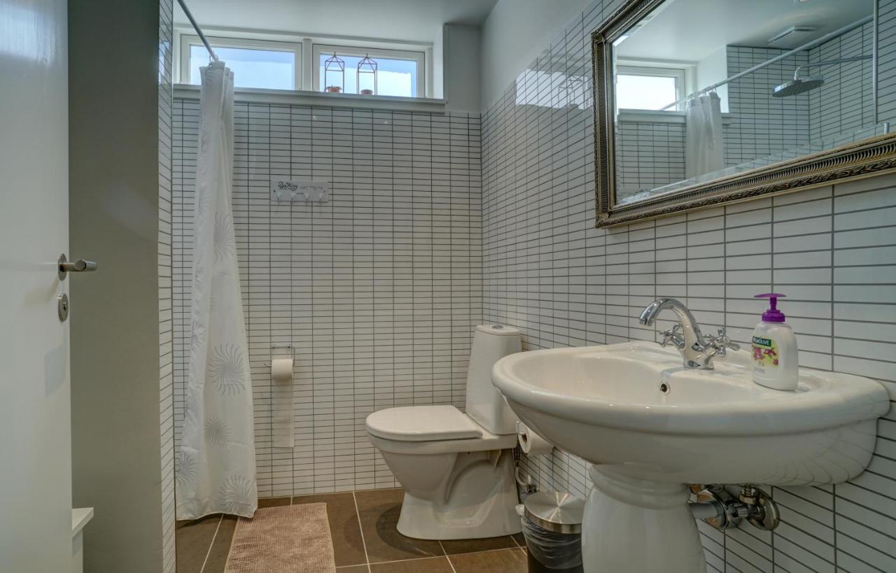 Enkeltværelse med fælles brusebad og toilet