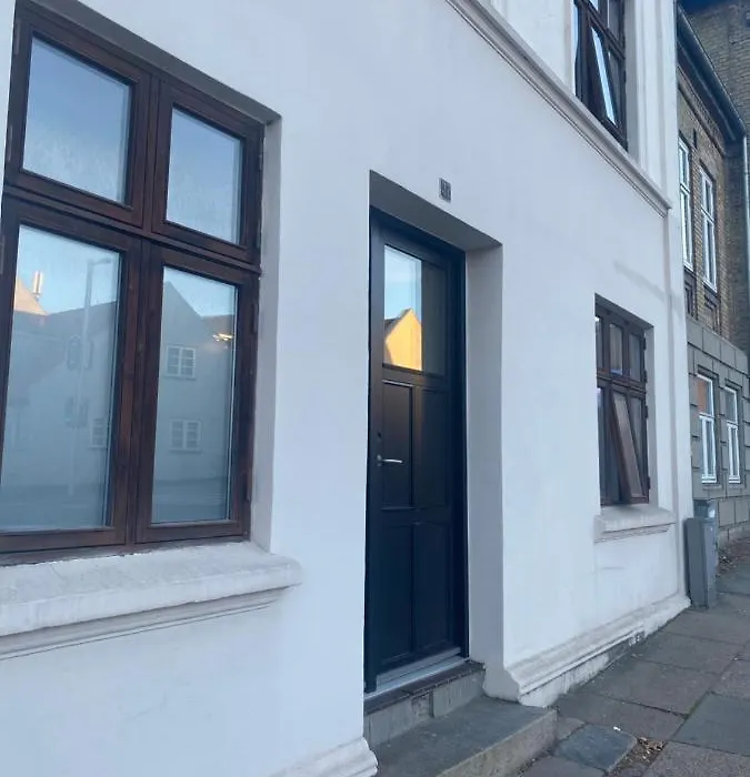 Lille central beliggende lejlighed - hyggelig og tæt på alt-1