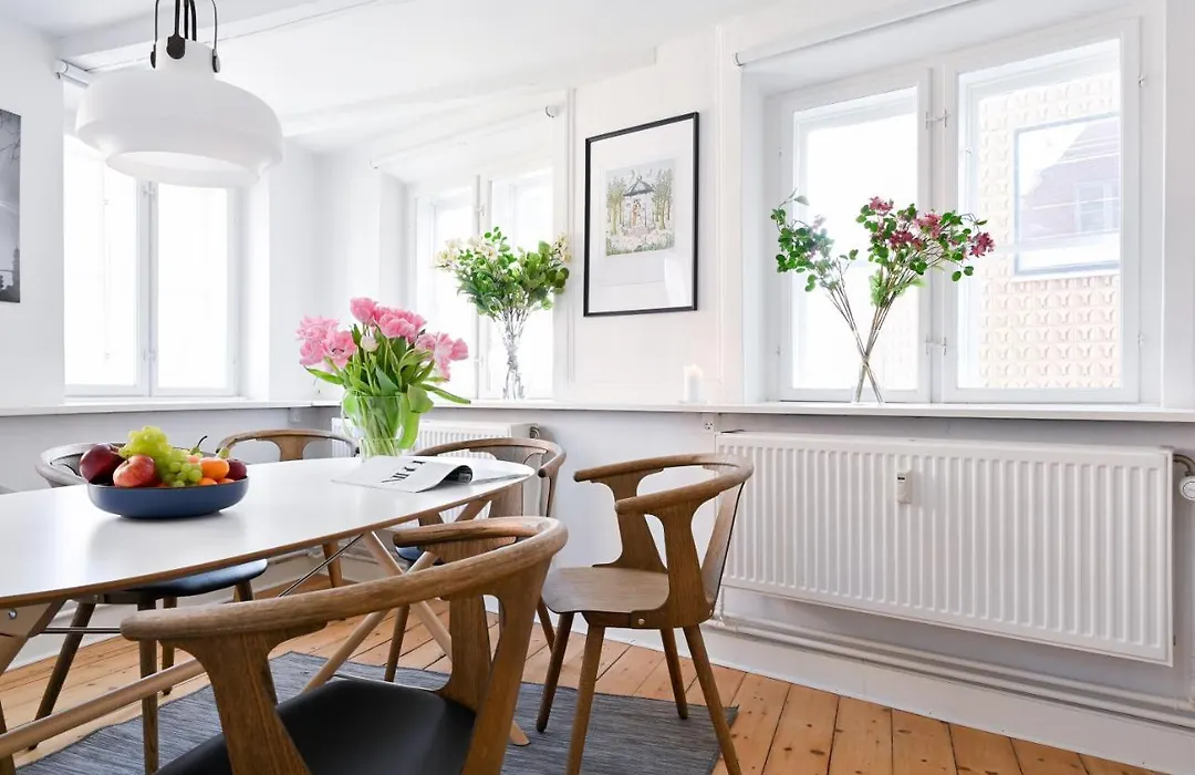 Sanders Penny - Lovely Two-Bedroom Apartment In The Middle Of Action-1