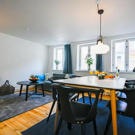 Sanders Central - Dreamy Three-Bedroom Apartment In The Middle Of It All-3
