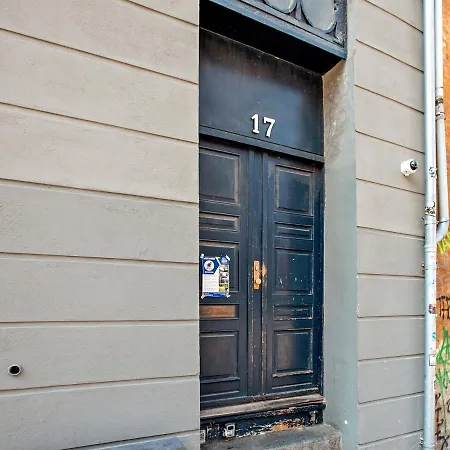 Sanders Penny - Lovely Two-Bedroom Apartment In The Middle Of Action-3