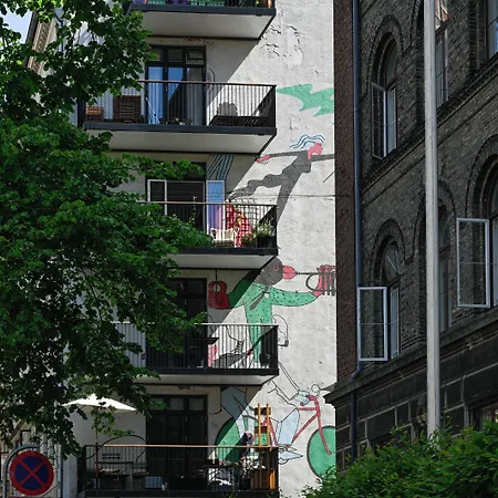 Lake - Pleasant 2-Bdr Apt In City Center-3