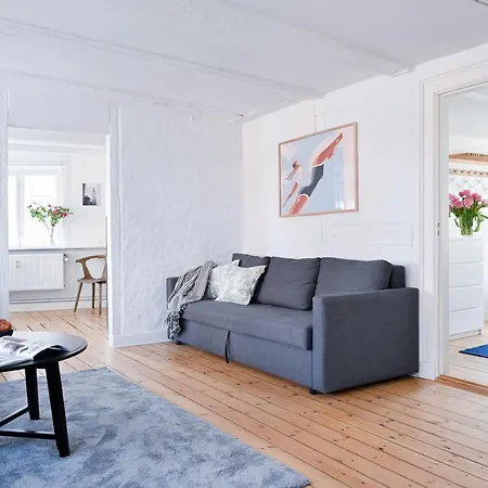 Sanders Penny - Lovely Two-Bedroom Apartment In The Middle Of Action-2